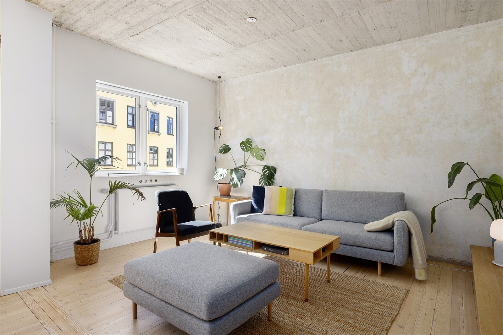 Stuen har slipt, originalt gulv, pussede vegger og eksponert betong i himlingen. Takhøyde på 2,67 m. Galleribilde