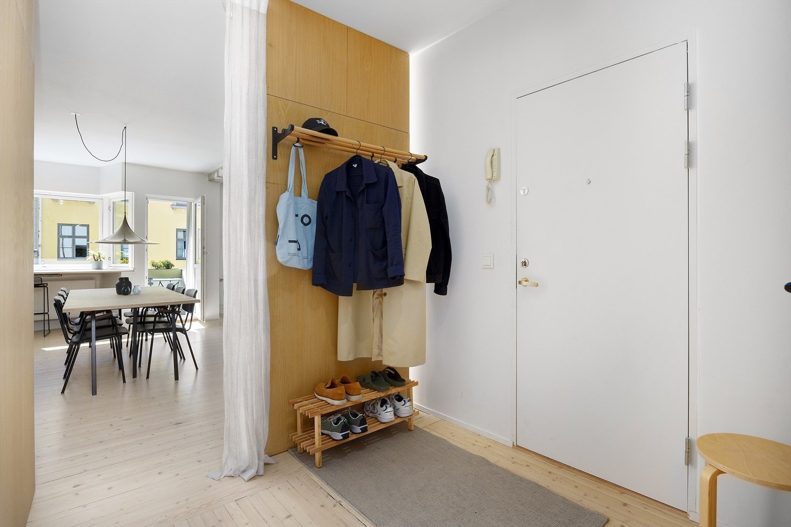 Her er det etablert skapplass og løsninger som gir et ryddig førsteinntrykk. Galleribilde