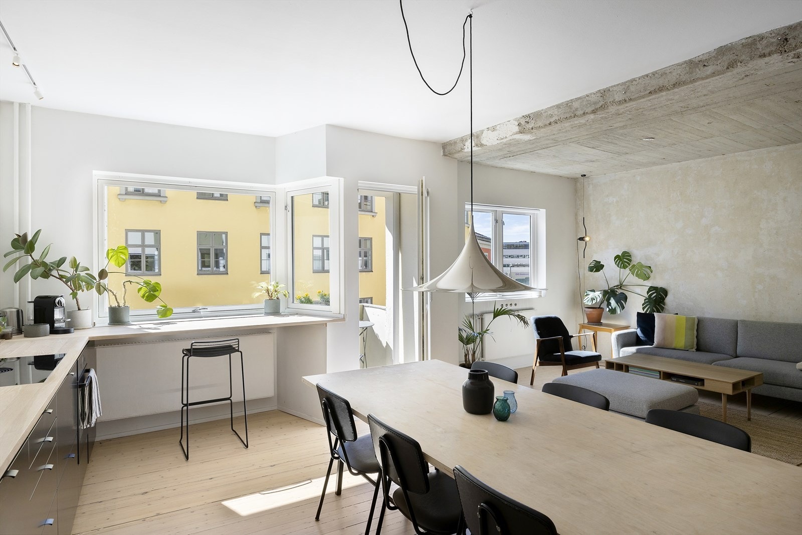 God plass til en romslig spisegruppe i tillegg til sofagruppe. Planløsningen gjør det svært enkelt å møblere. Galleribilde