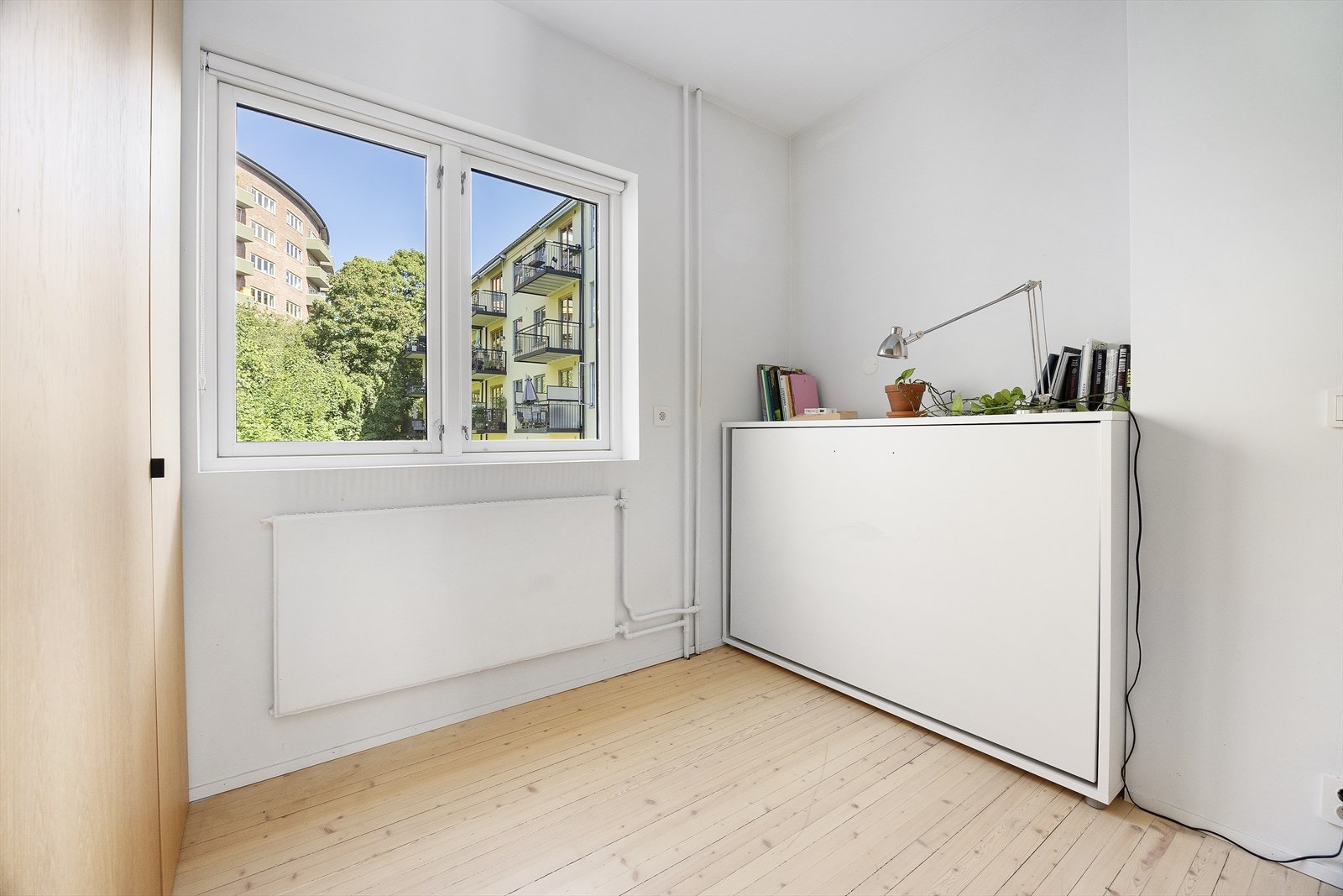 Veggseng som kan trekkes opp - Smart løsning som frigjør mye gulvplass. Galleribilde