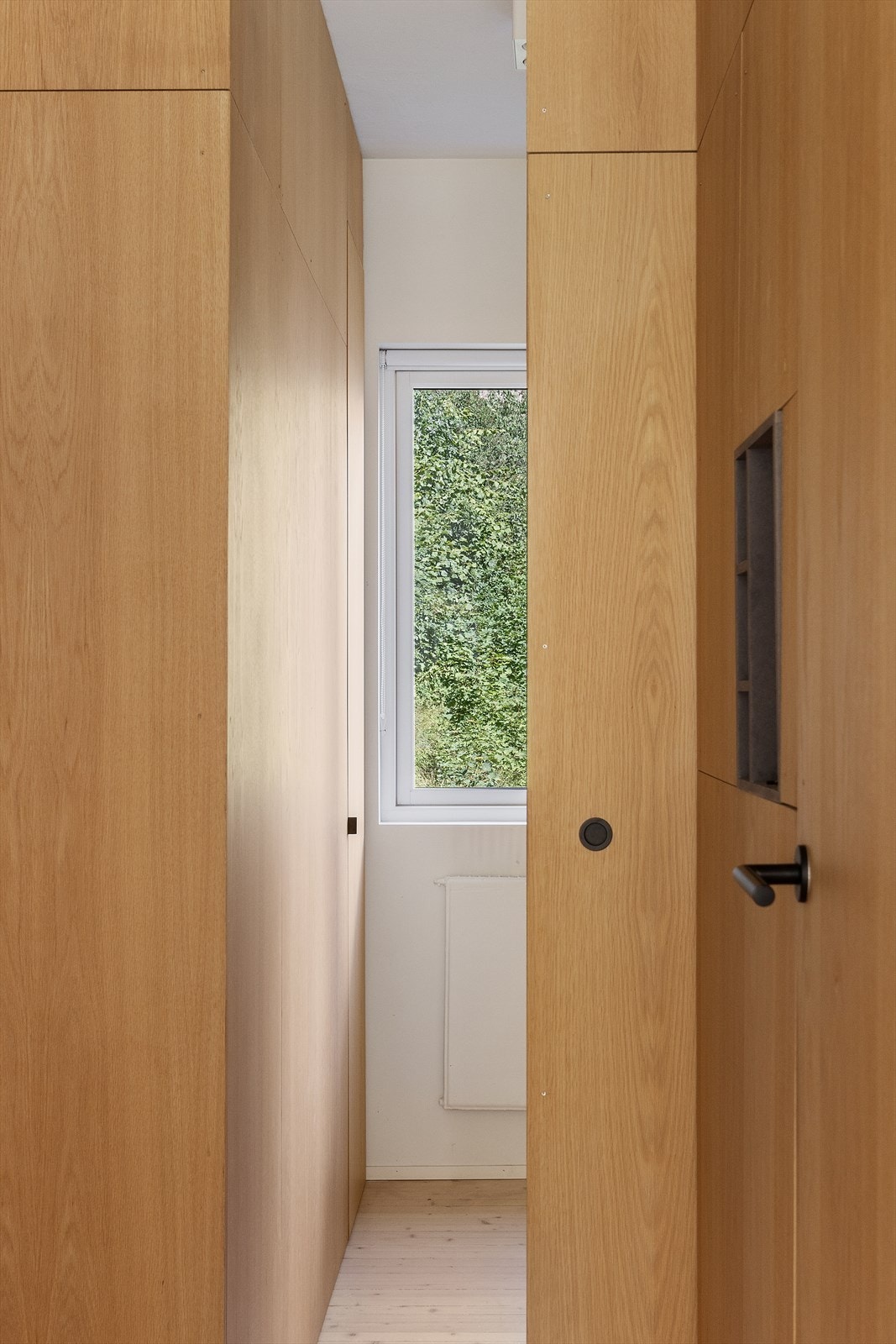 Skyvedør gir en plassbesparende løsning og rommet har garderobeplass. Galleribilde