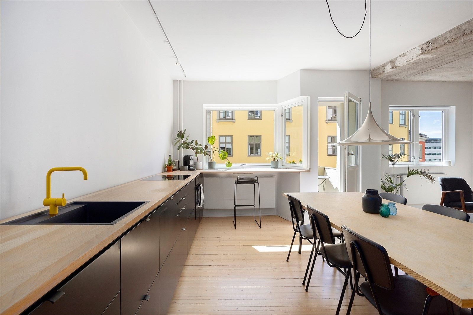 Stuen ligger i tilknytning til kjøkkenet - perfekt for sosiale sammenkomster! Galleribilde