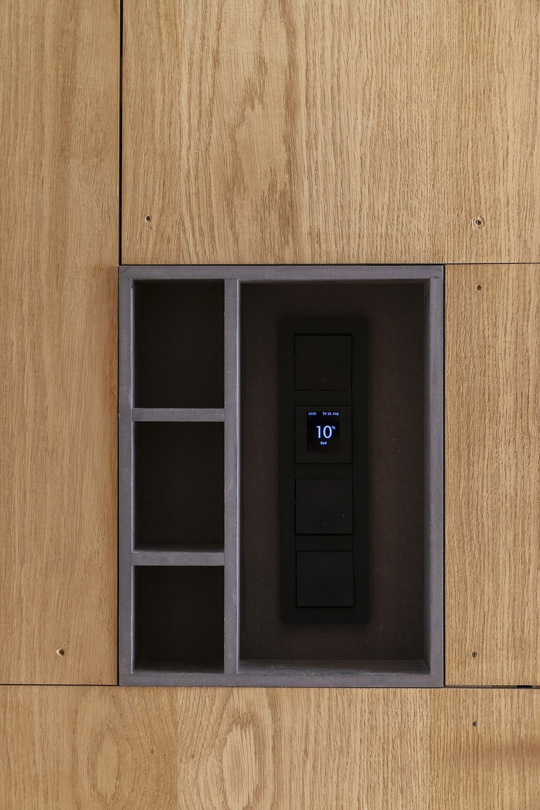 Stilrent og integrert styringspanel for temperatur - elegant bygget inn i veggen for et moderne og ryddig uttrykk. Galleribilde