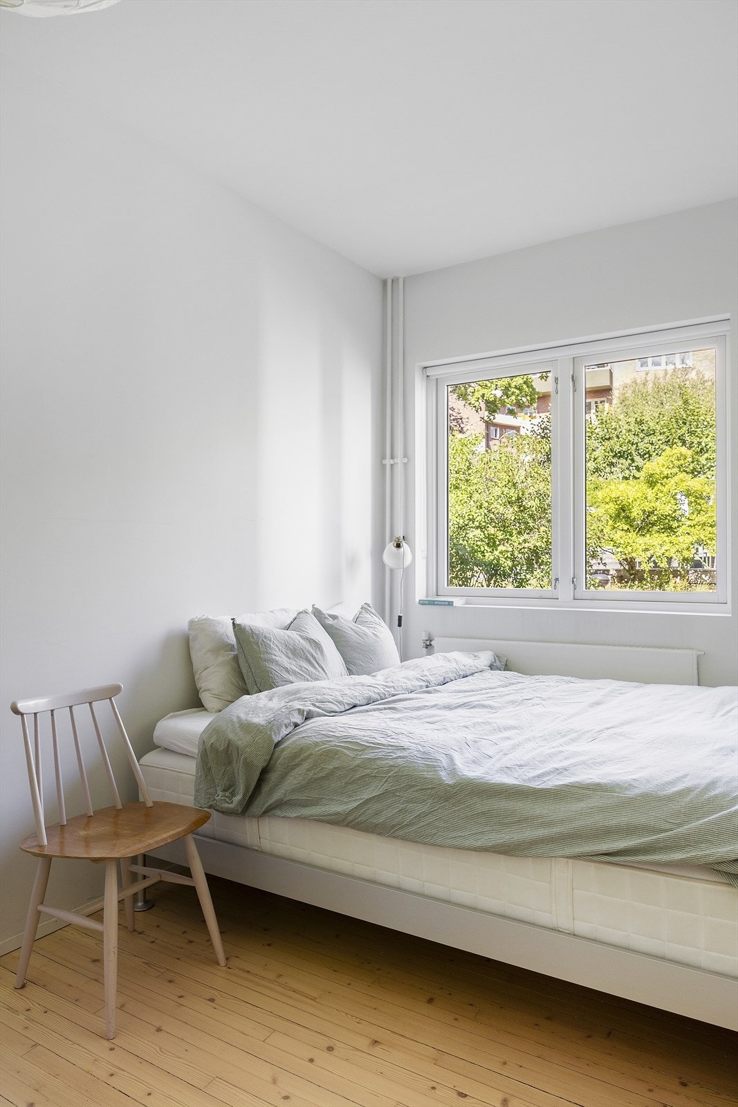 Hovedsoverommet har god plass til en dobbeltseng samt tilhørende soveromsmøblement. Galleribilde