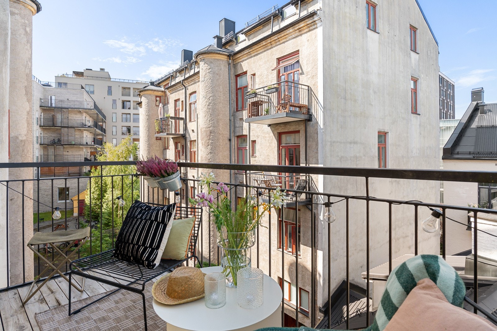 Balkong med plass til utestoler og bord. Galleribilde