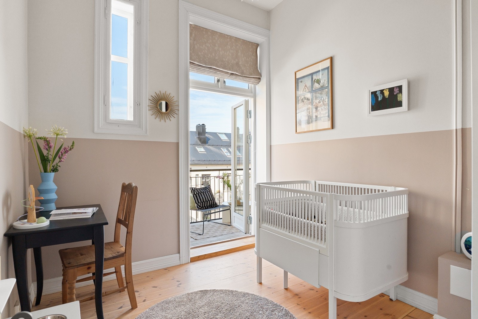 Herfra har du utgang til en nordvestvendt balkong på ca. 4 m² med gode solforhold. Galleribilde