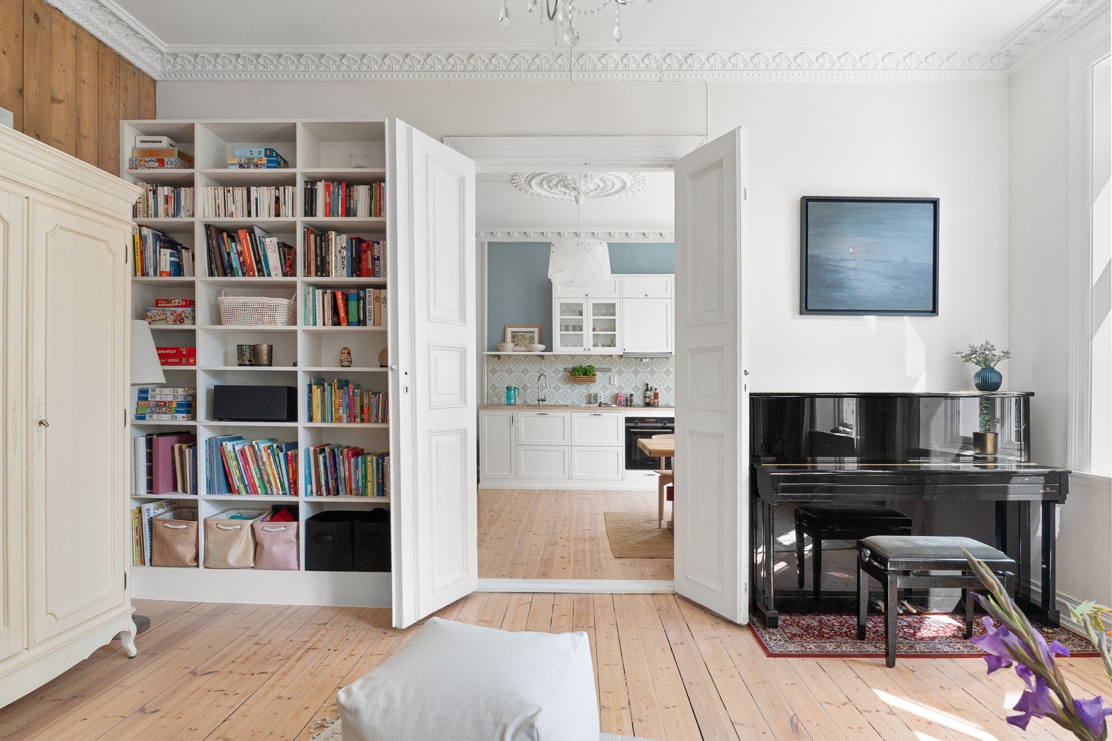Fra stuen er det direkte adkomst til kjøkken og spisestue gjennom elegante doble fløydører, noe som gir en luftig og sosial romfølelse. Galleribilde