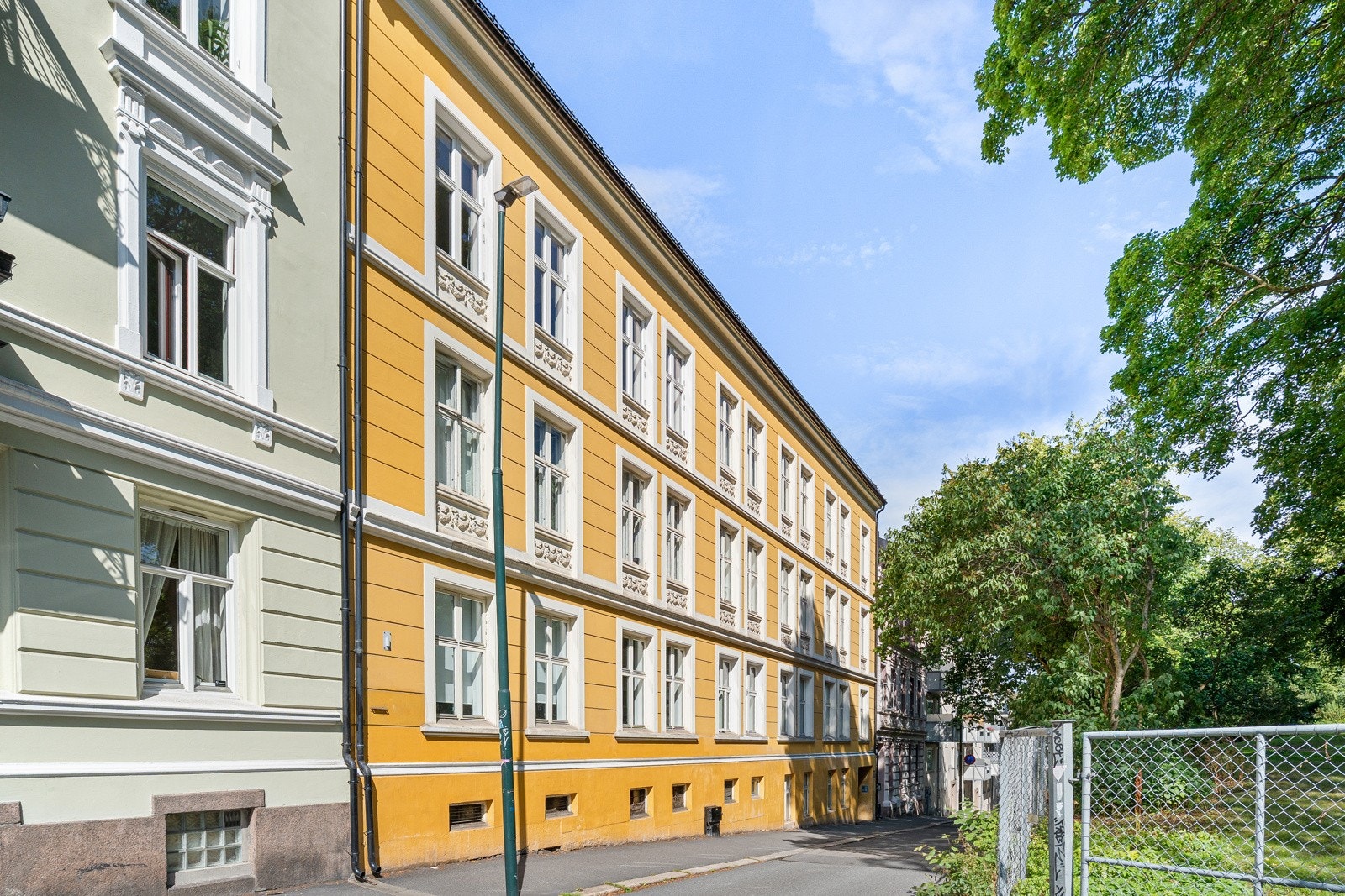 Velkommen til St. Hanshaugen, en av Oslos mest ettertraktede bydeler som tiltrekker seg mennesker med sin unike sjarm og blomstrende urbane atmosfære. Galleribilde