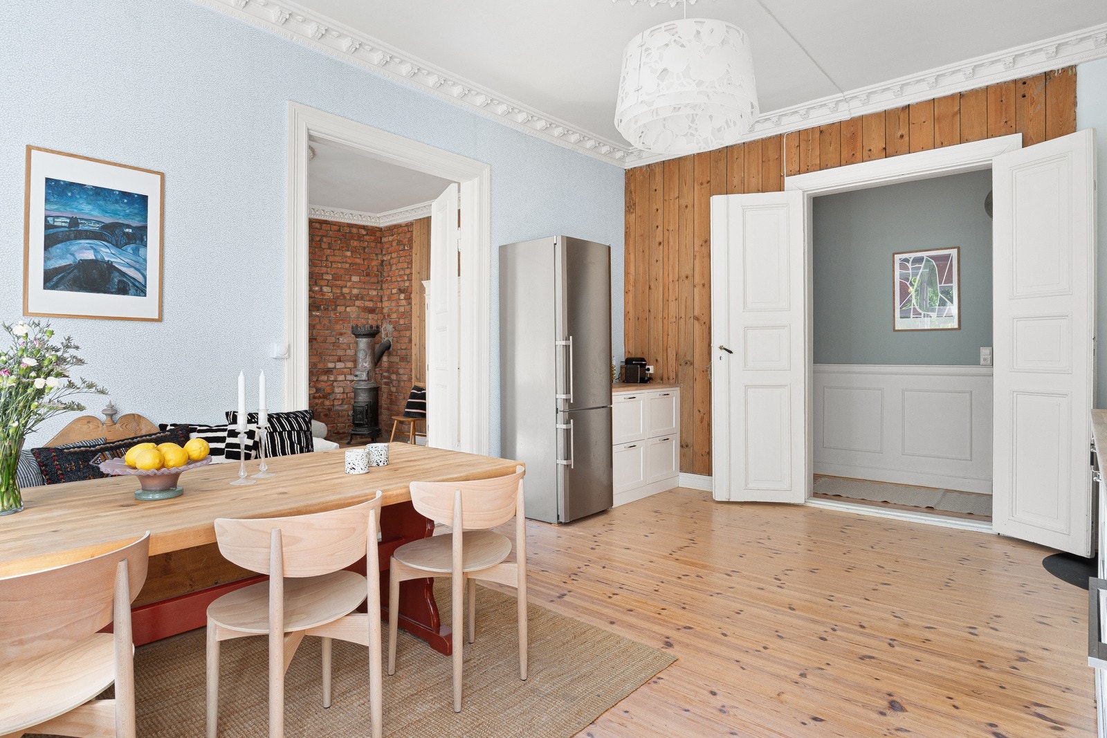 Det er god plass til en romslig spisebordsinnredning, perfekt for hyggelige måltider med familie og venner. Galleribilde