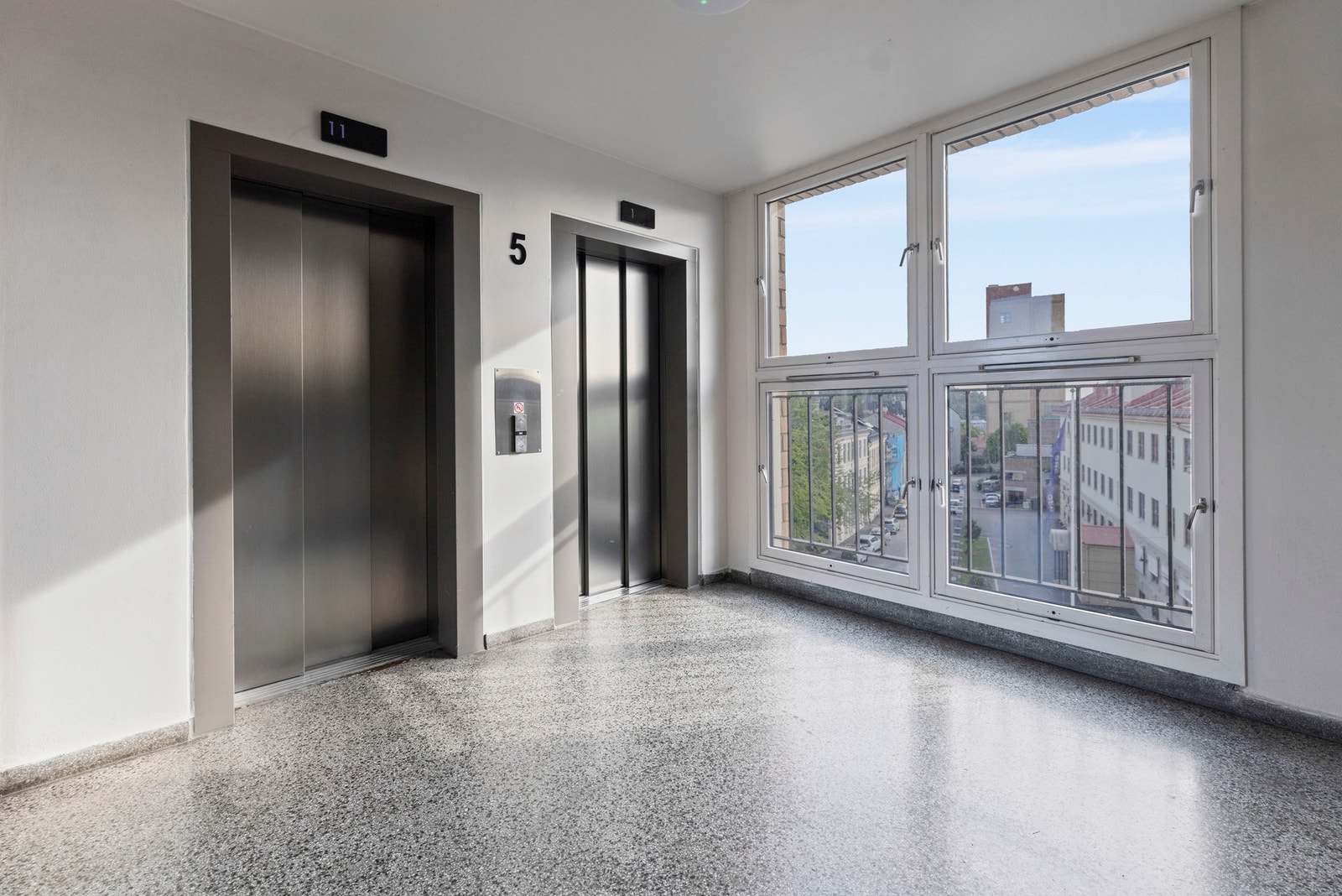 Bygget har 2 heiser - her venter du sjeldent lenge! Galleribilde