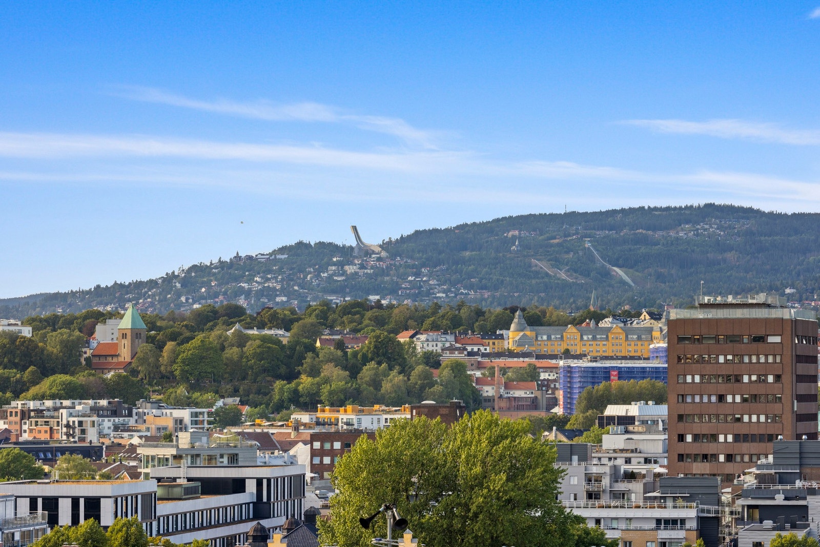 Dette er en nydelig og romslig 3 roms med spektakulær utsikt! Galleribilde