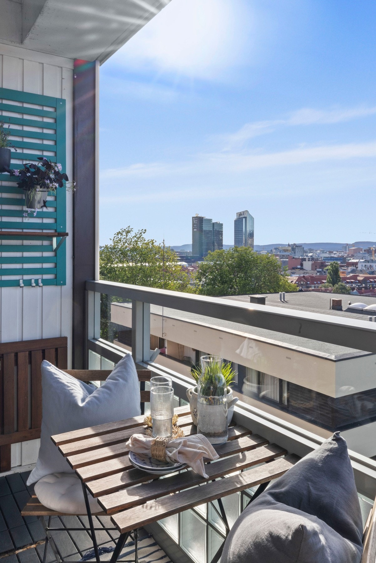 Balkongen vender mot nordvest og har gode solforhold på ettermiddag og kveldstid. Galleribilde