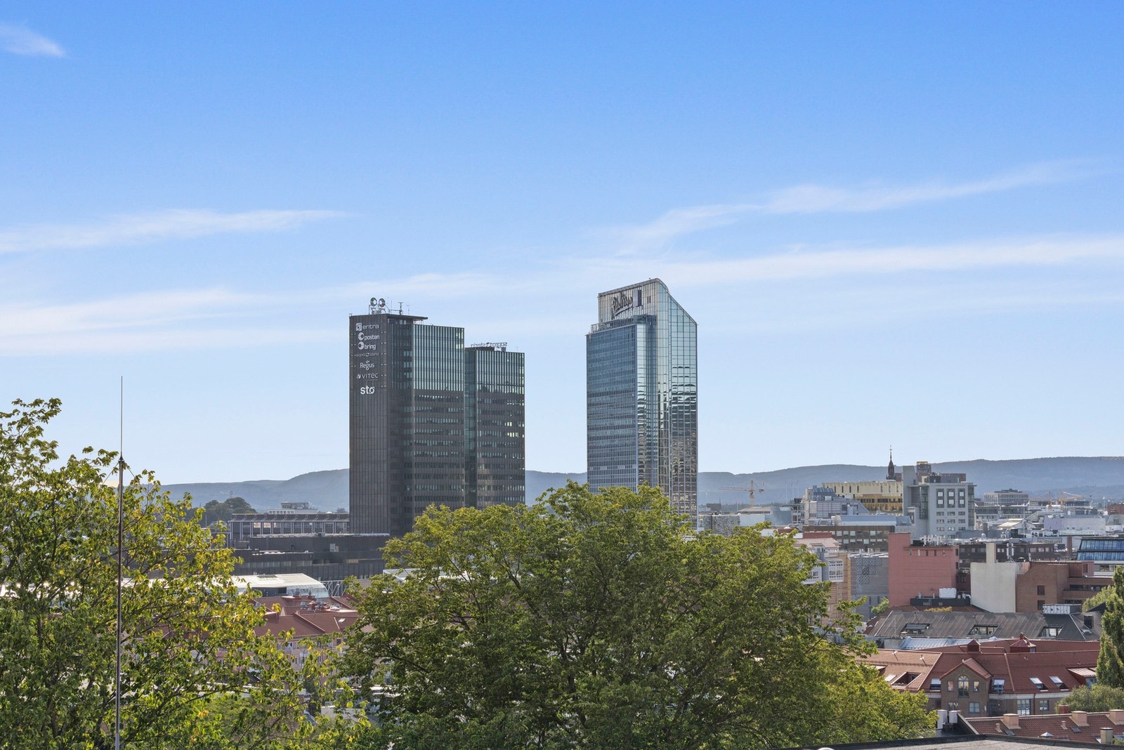 Balkongen oppleves meget usjenerende uten innsyn og nydelig utsikt i sydvest og vestgående retning Galleribilde