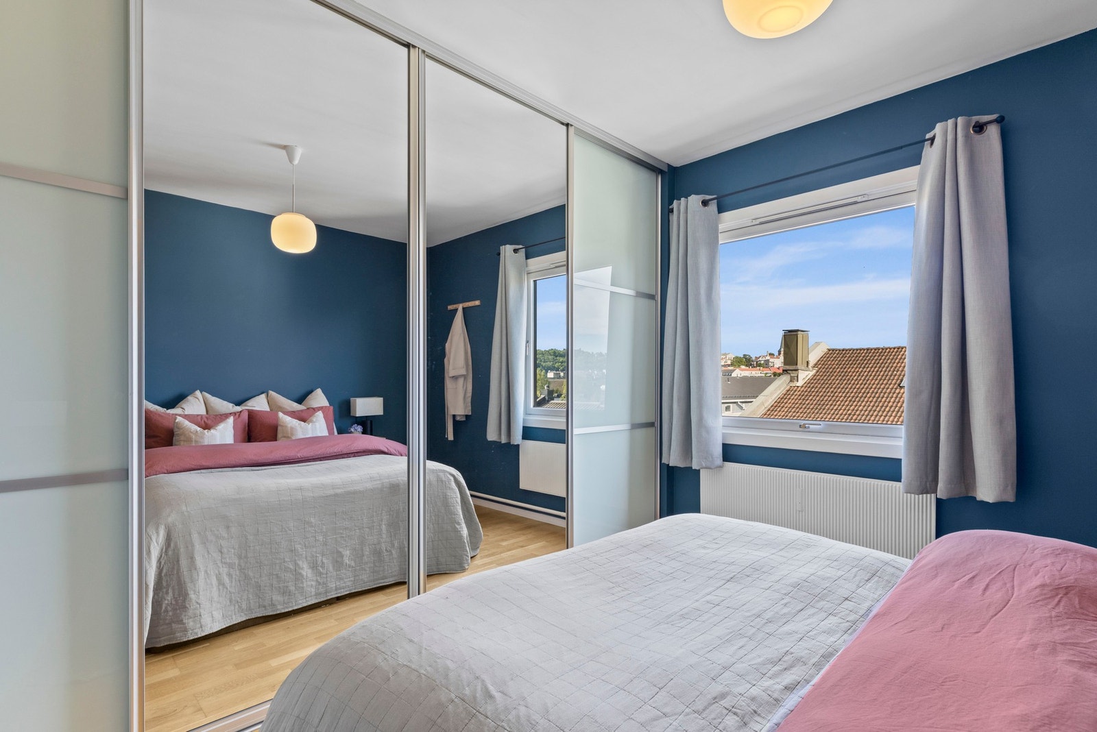 Soverommet har rikelig med garderobeplass og vender mot rolige omgivelser Galleribilde