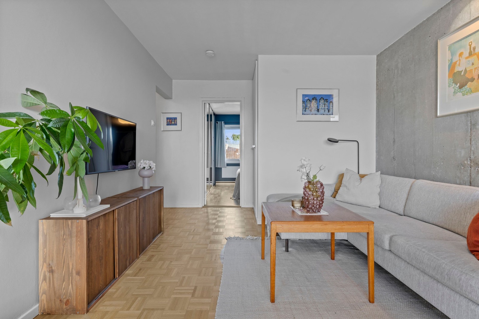 Lys og luftig stue av god størrelse med flere møbleringsmuligheter Galleribilde