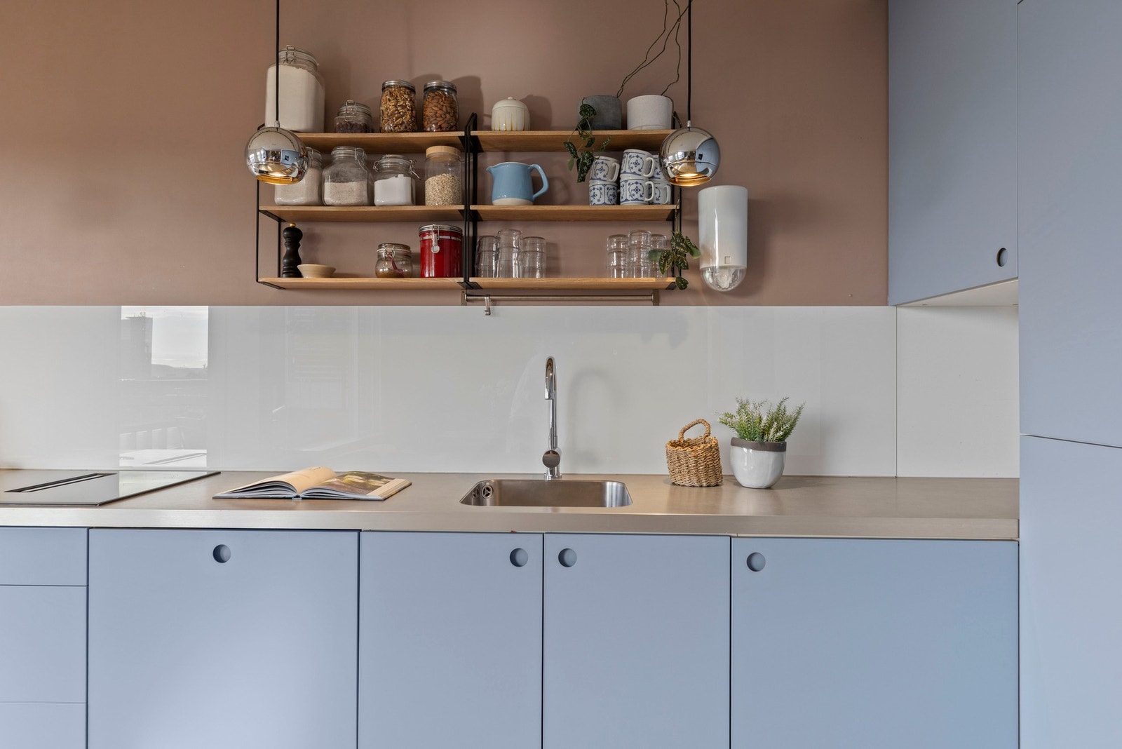 Lekre detaljer og stilige fargekombinasjoner gir et godt helhetsinntrykk av kjøkkenet Galleribilde