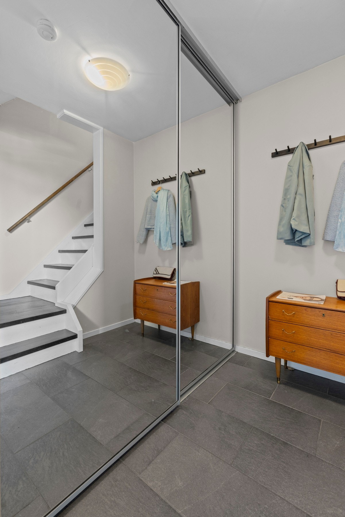 Meget hyggelig inngangsparti med god plass for å sette fra deg sko og yttertøy Galleribilde