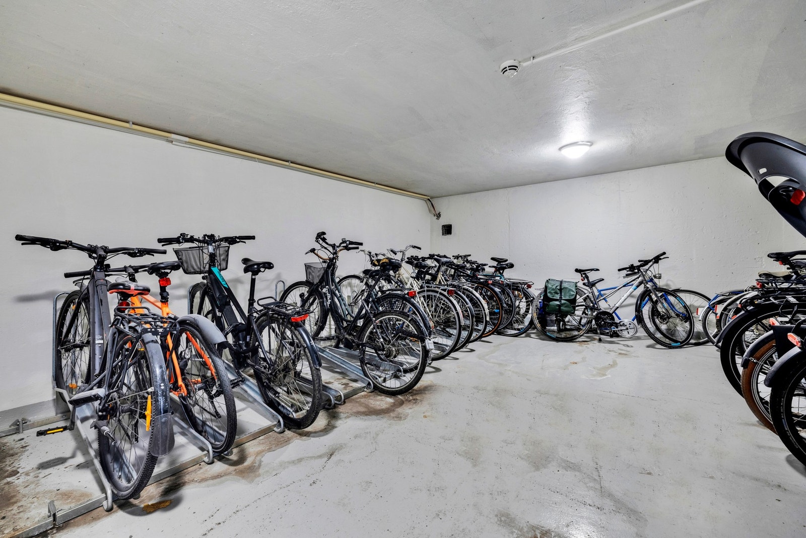 Praktisk felles sykkelparkering rett i kjelleren! Galleribilde
