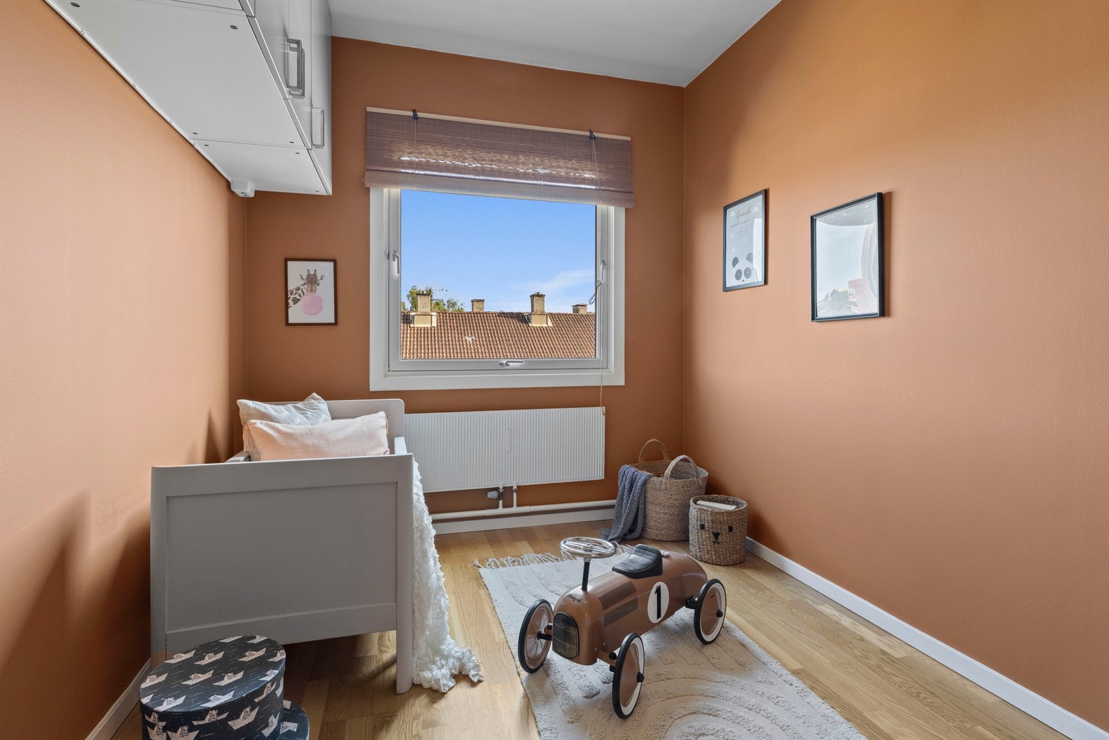 Rommet egnes perfekt som både barnerom, gjesterom og hjemmekontor Galleribilde