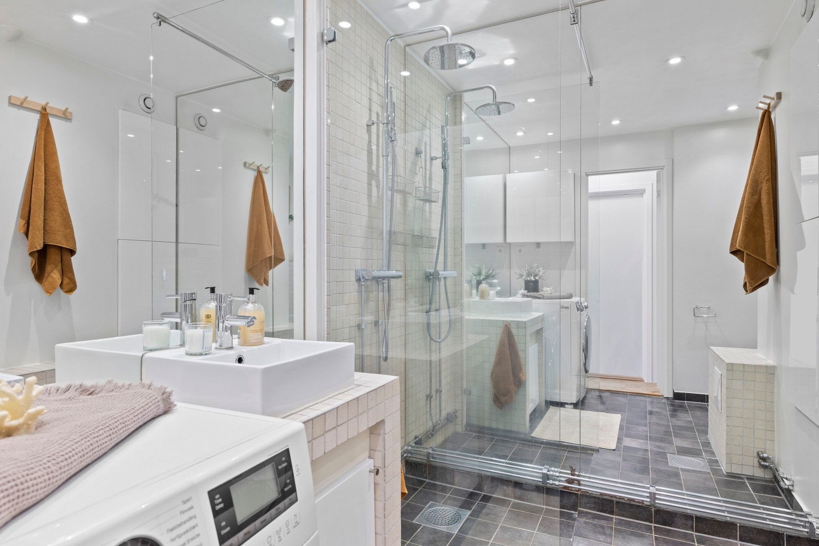 Pent flislagt bad holder høy standard og er godt vedlikeholdt Galleribilde