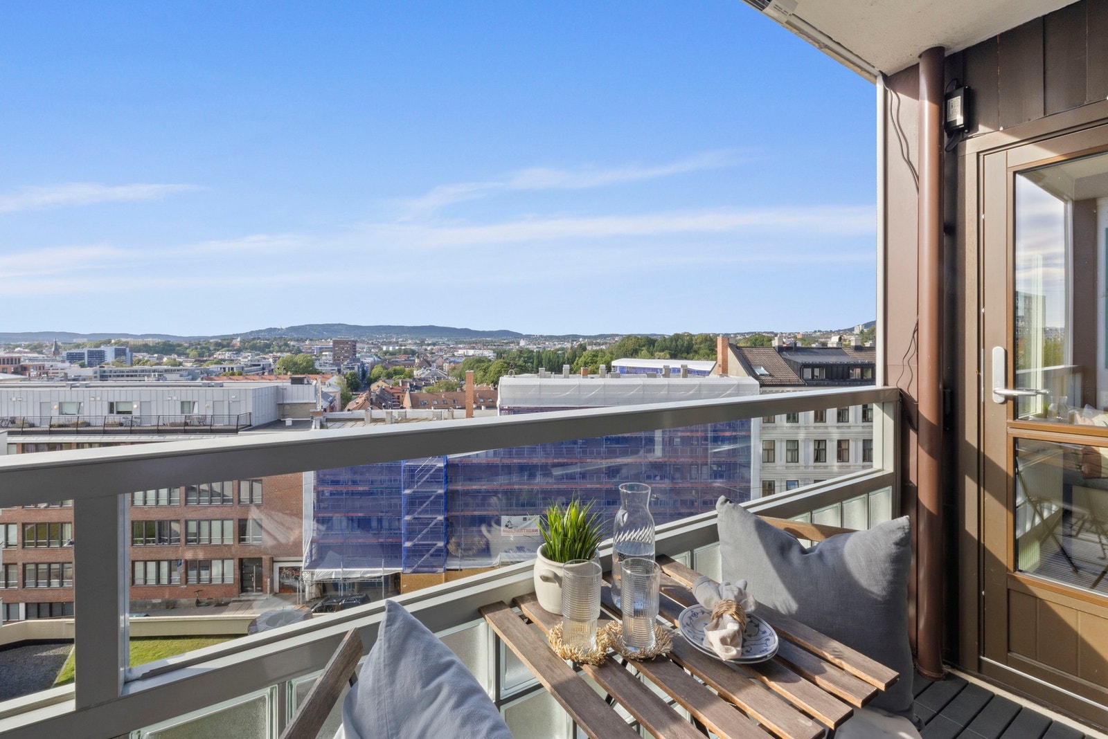 Balkongens størrelse gir god plass til utemøbler og grill Galleribilde