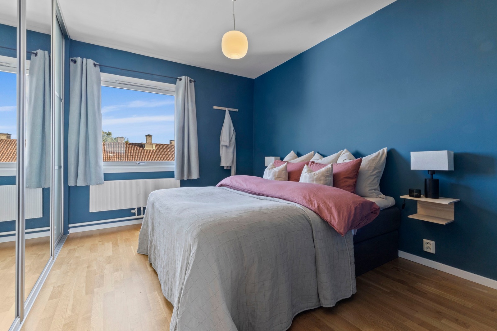 Stort soverom av generøs størrelse med god plass til dobbeltseng med tilhørende nattbord Galleribilde