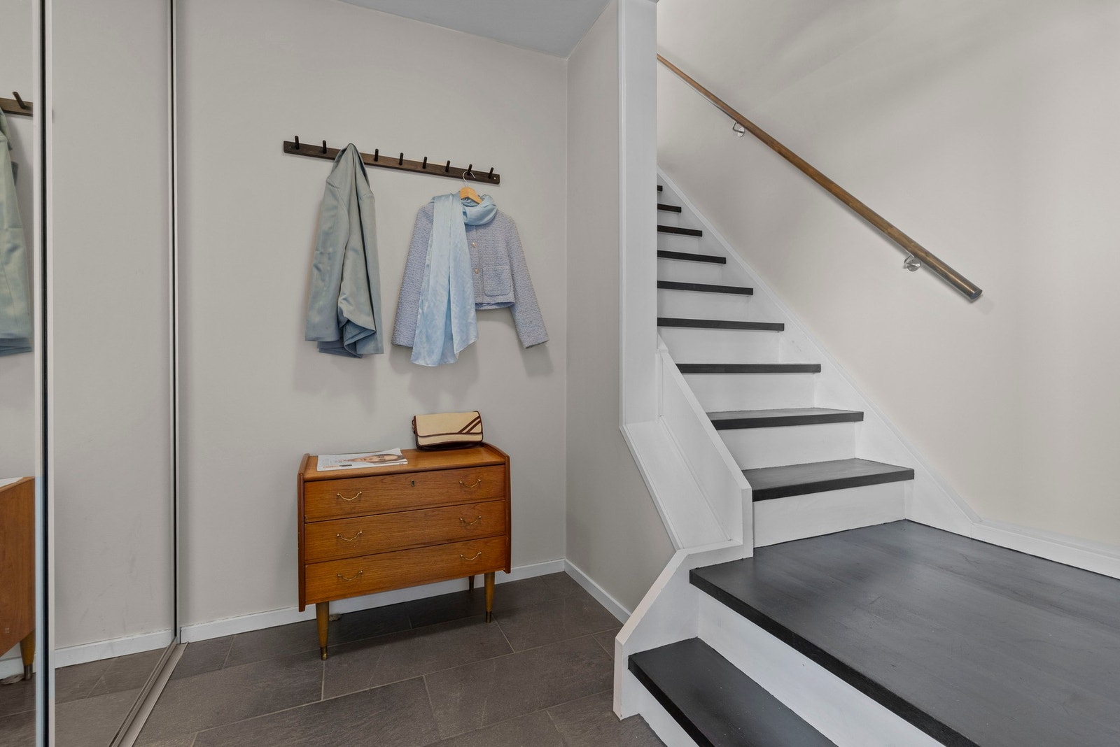 Leilighetens inngangsparti ligger i 5 etg, mens leiligheten ligger i 6 etg. Galleribilde