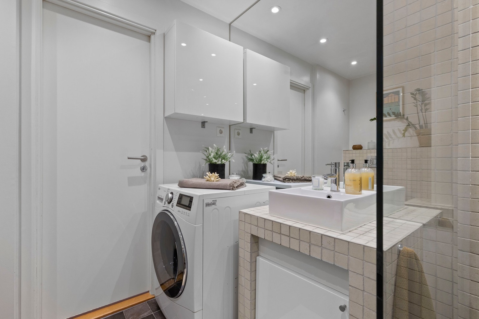 Pen badersomsrinnredning med god plass til oppbevaring av personlige artikler Galleribilde