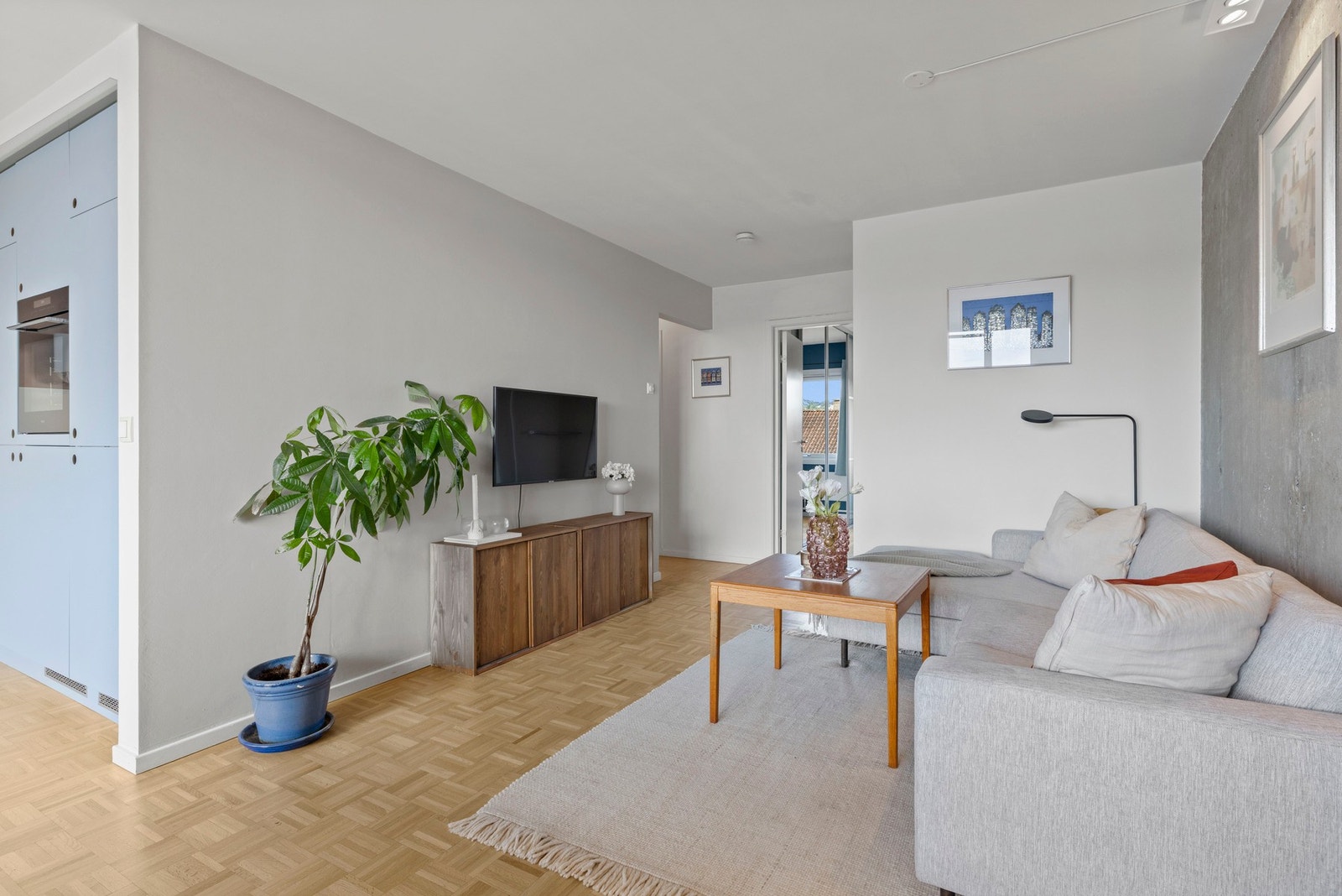 Stuen er malt i tidsriktige fargevalg og fremstår moderne og lekker Galleribilde