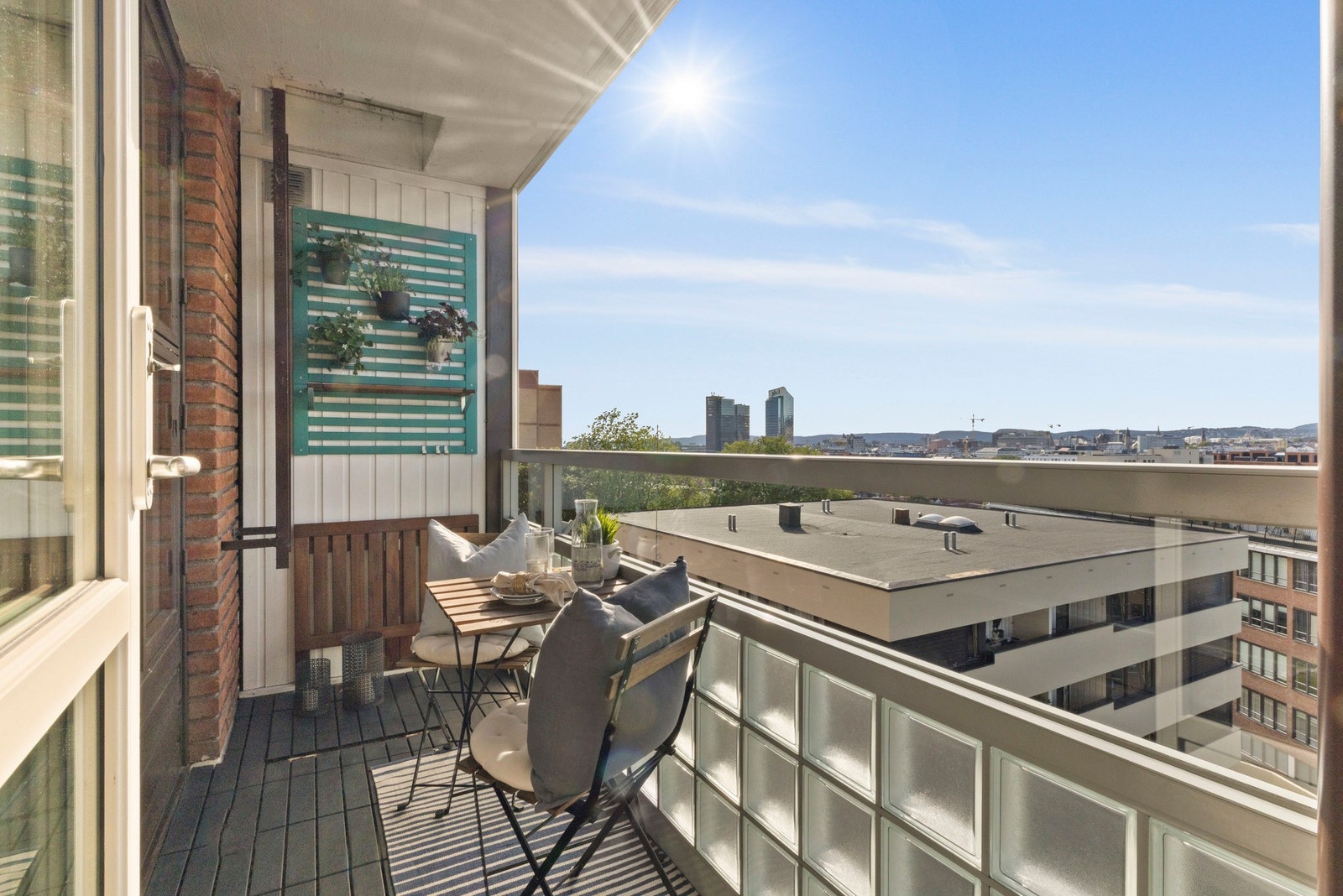 Fra stue har du utgang til herlig balkong på 4 kvm Galleribilde