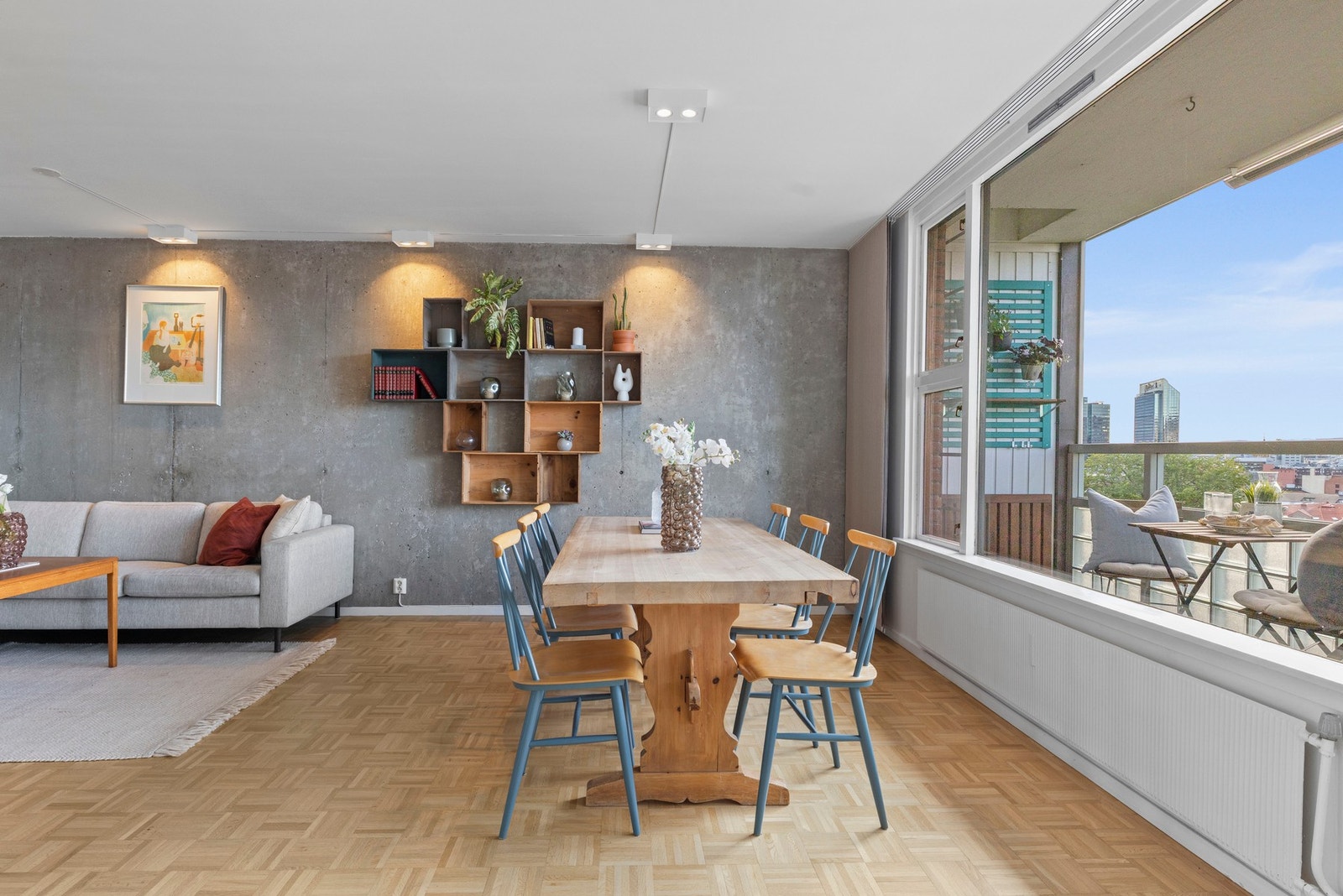 Stuens størrelse gir god plass for stor spisegruppe Galleribilde