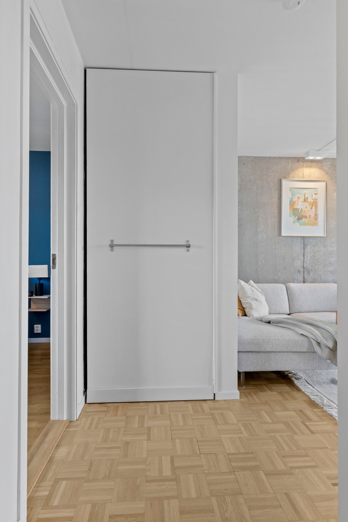 I stuen har du en genial oppevaringsløsning med like mye plass som en liten bod! Galleribilde