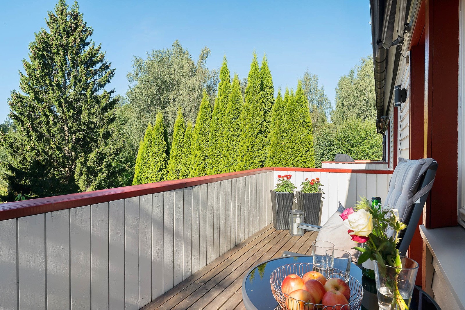 På balkongen kan du skape et hyggelig utemiljø med sittemøbel og beplatning Galleribilde