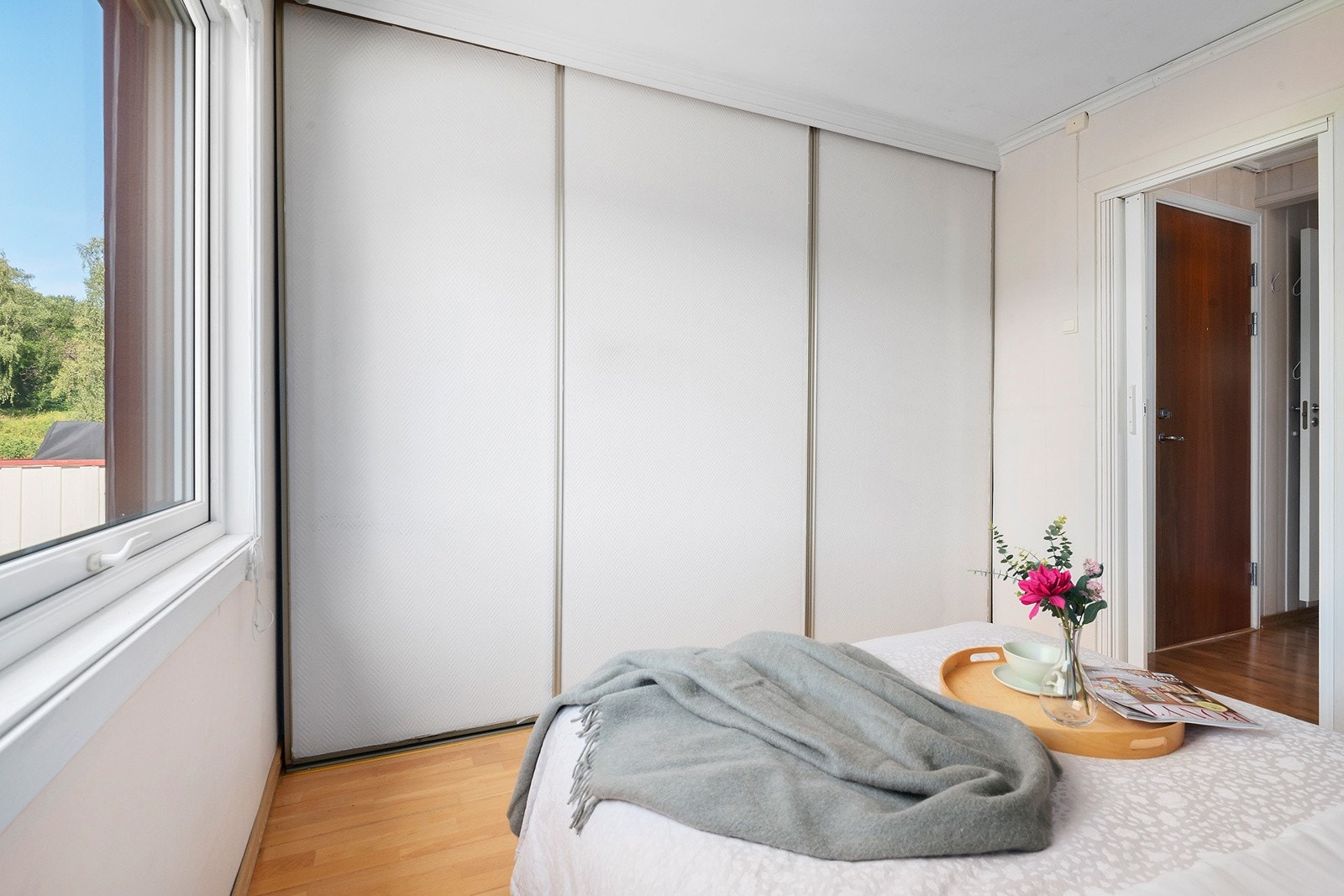 Soverommet har skyvedørsgarderobe for rikelig med plass til oppbevaring Galleribilde