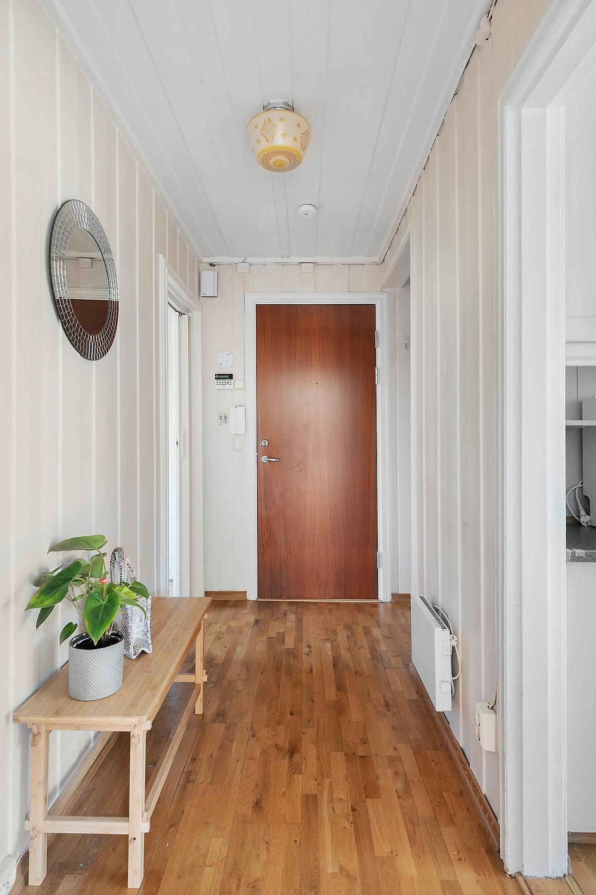 Entreen er lys og har plassbygd garderobeskap for oppbevaring av klær og sko Galleribilde