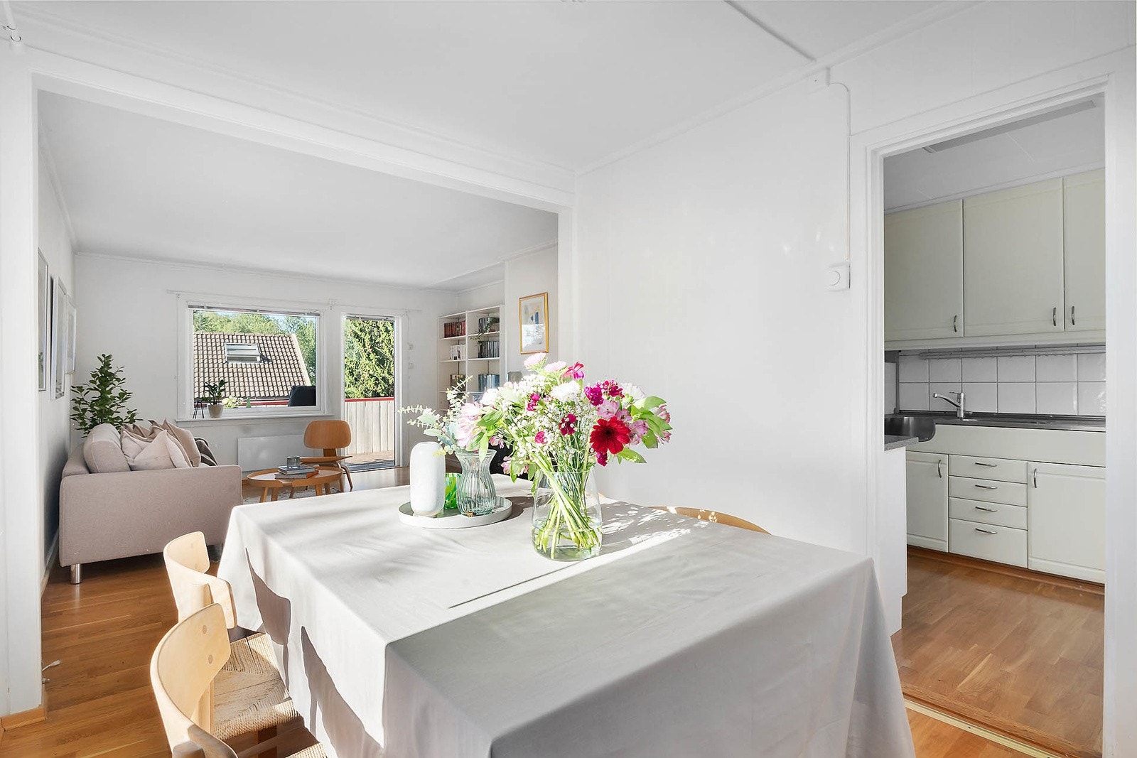 Spisestuen har godt med plass til spisebord hvor du kan nyte koselige stunder og samvær rundt et godt måltid med venner og familie Galleribilde