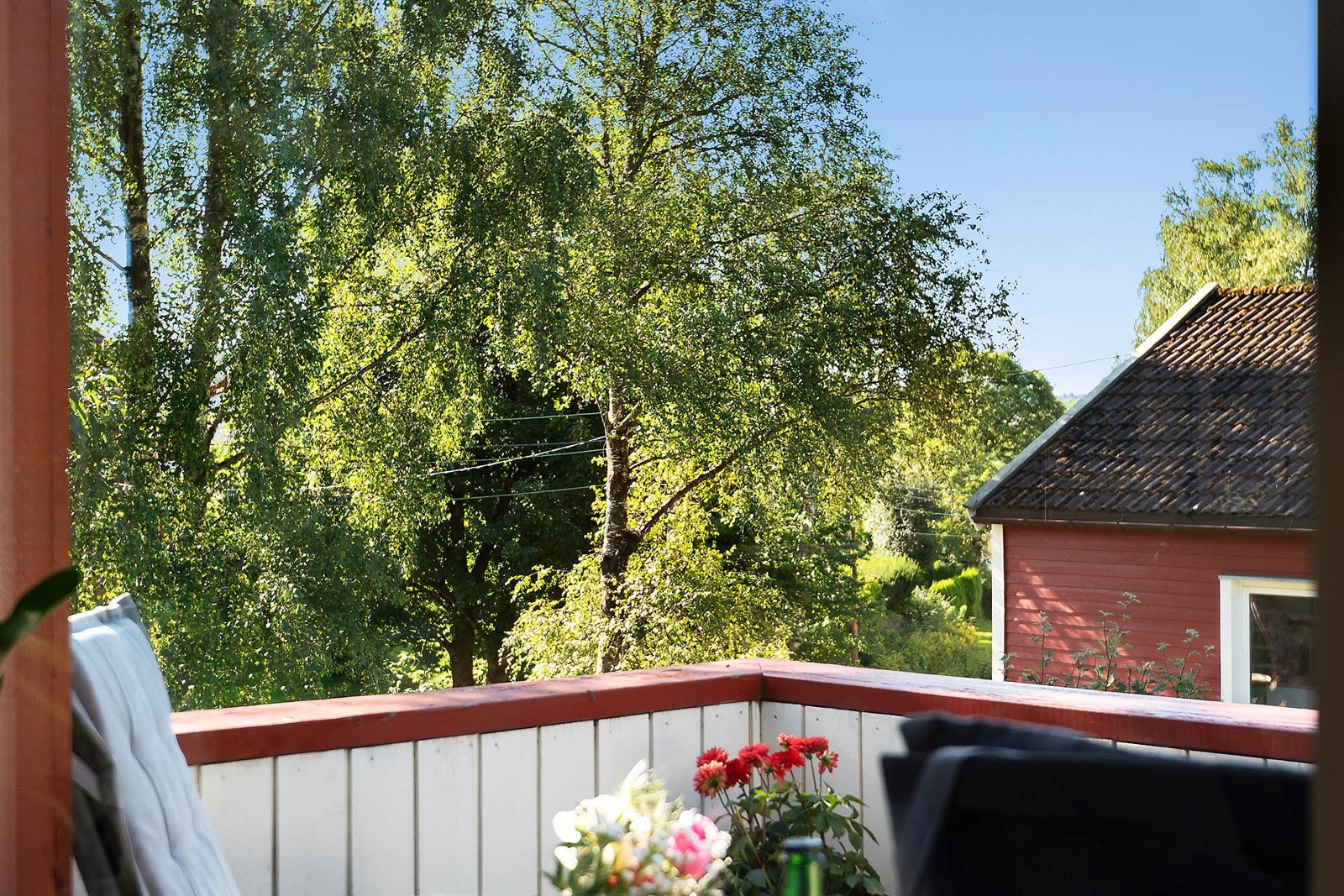 Fra balkongen er det fint utsyn til det frodige bomiljøet i borettslaget Galleribilde