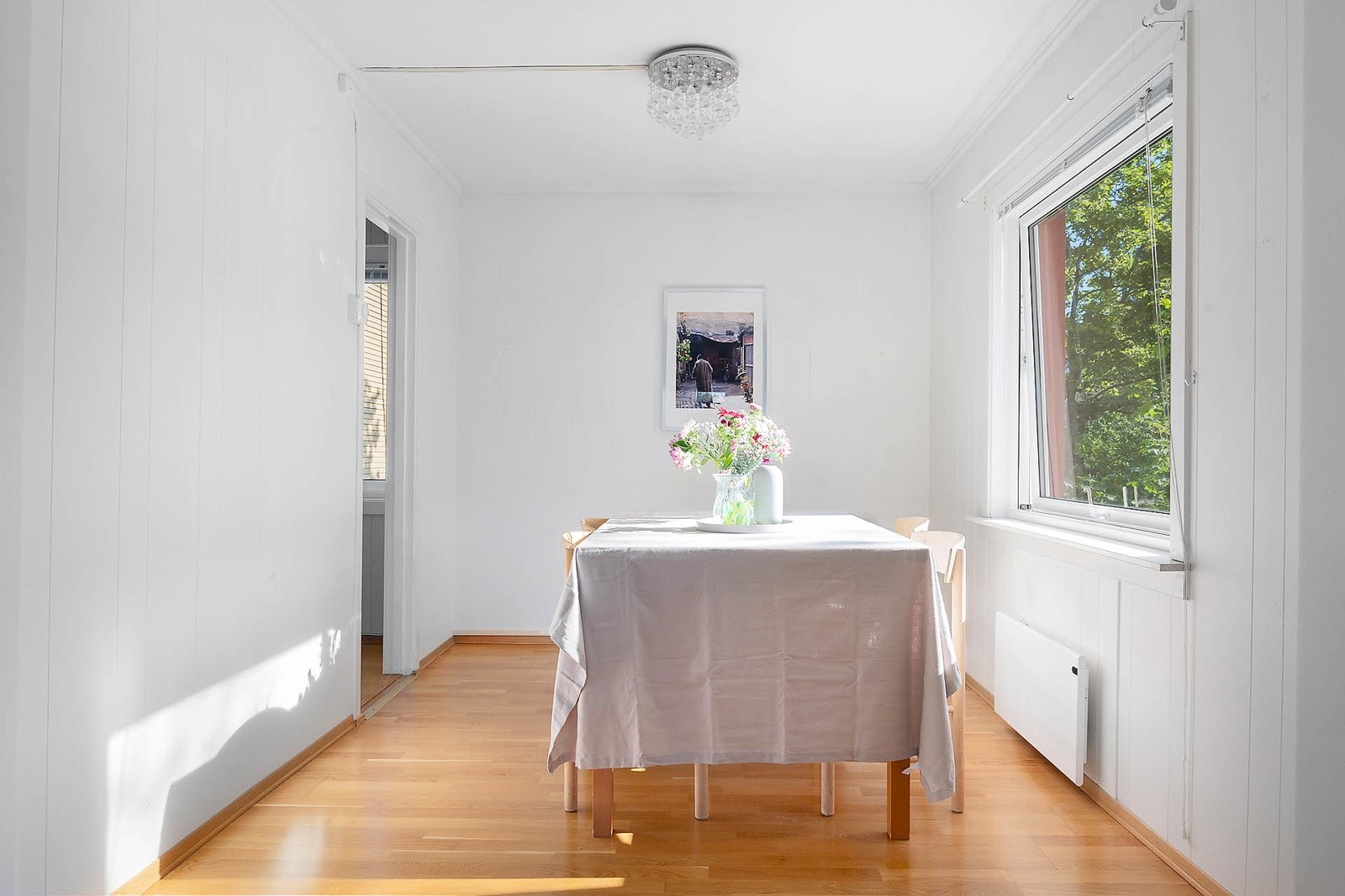 Stuen har en egen spisetuedel. Dette har etter opprinnelse vært et soverom og kan enkelt settes tilbake til original Galleribilde