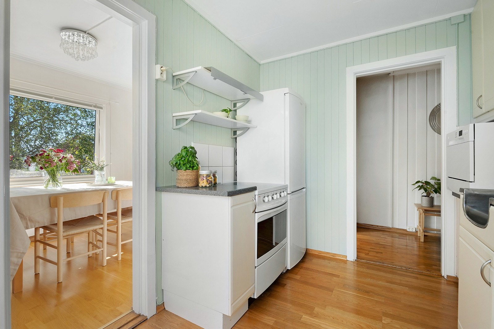 Kjøkkenet har frittstående komfyr, kjøl/fryseskap samt benke oppvaskmaskin. Galleribilde