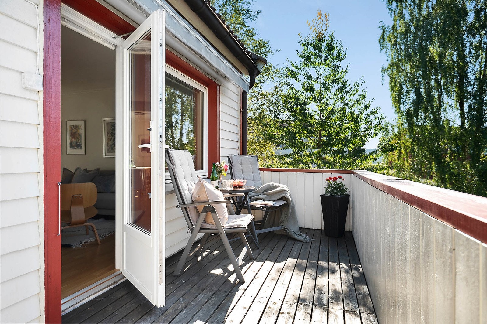 Fra stuen er det direkte adkomst til balkongen på ca.8,6 kvm med sydvestvendt beliggenhet. Galleribilde