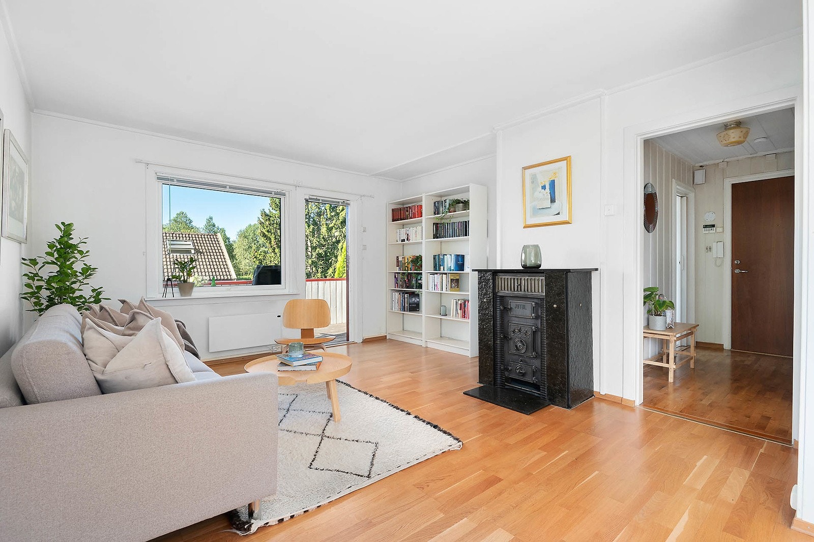 Stuen er romslig og lys og det er store gode vindusflater som slipper inn godt med naturlig lys. Galleribilde