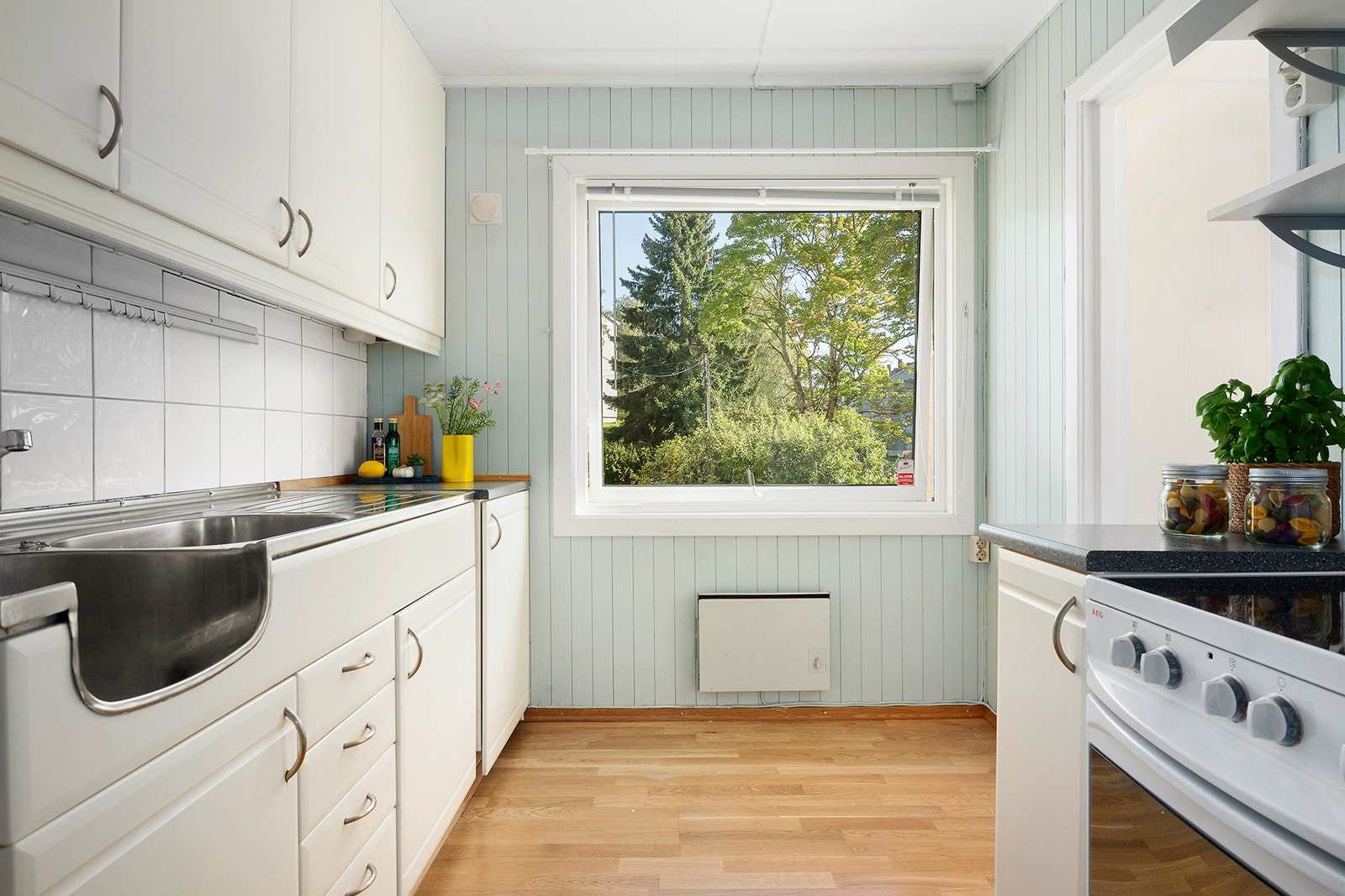 Separat og lyst kjøkken hvor det er godt med skap- og benkeplass. Galleribilde