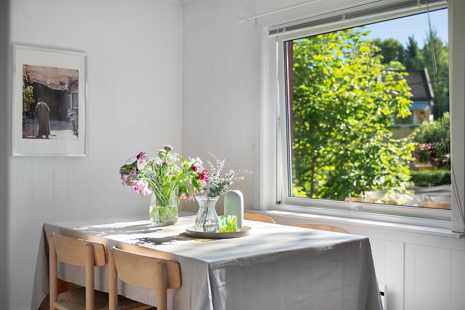 Spisestuen har et stort og et stort vindu som skaper en hyggelig atmosfære i spisedel av stuen. Galleribilde