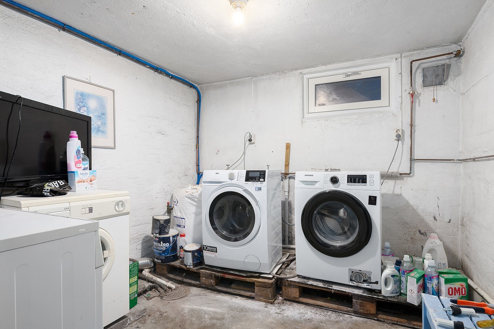 Felles disponibelt rom i kjeller for egen vaskemaskin Galleribilde