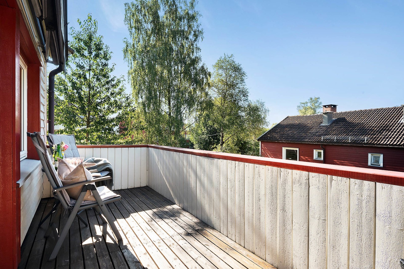 Balkongen har markise med ny duk fra 2023. Galleribilde