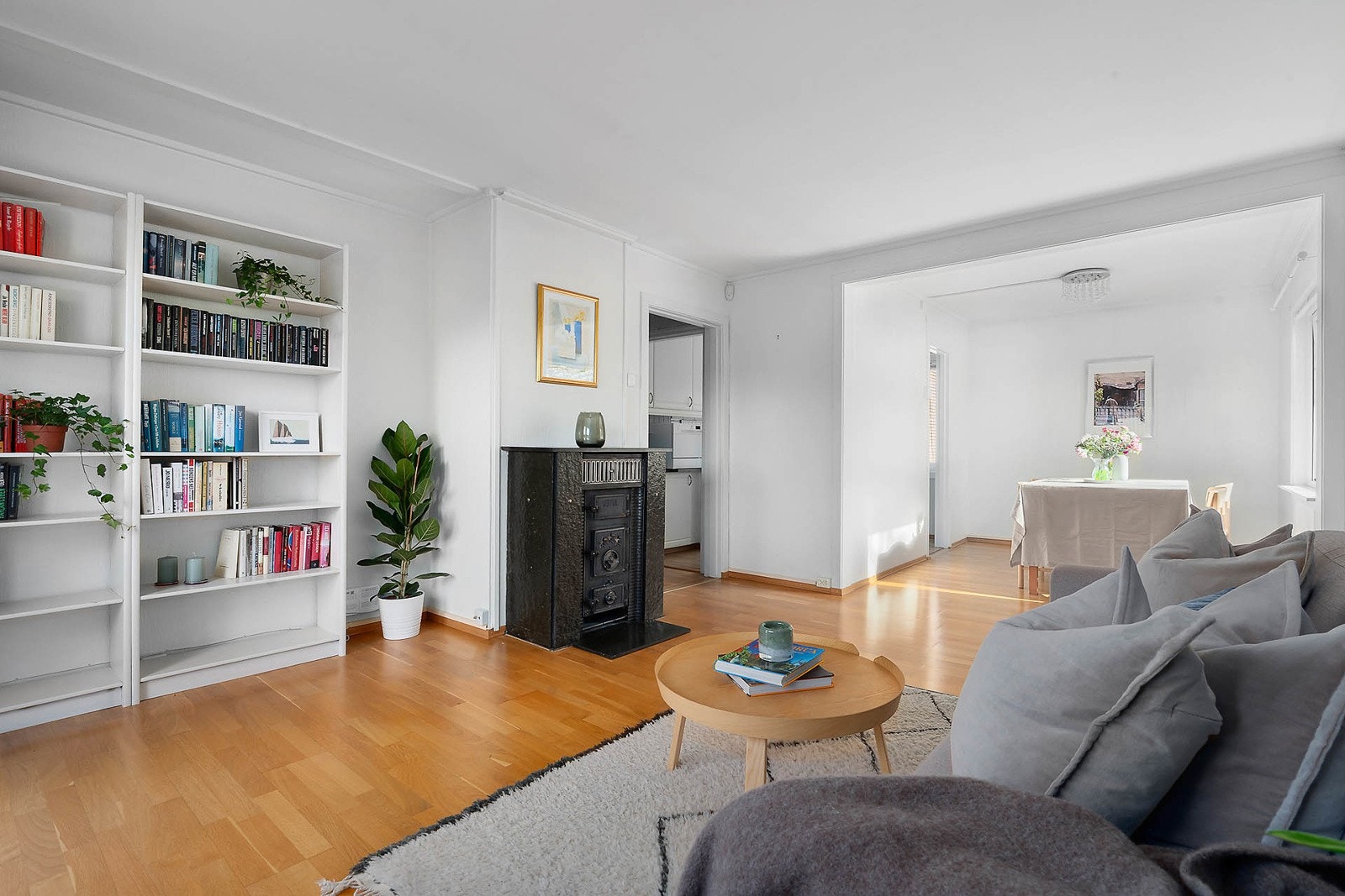 Stuen har god plass til sittemøbel og øvring møblement Galleribilde