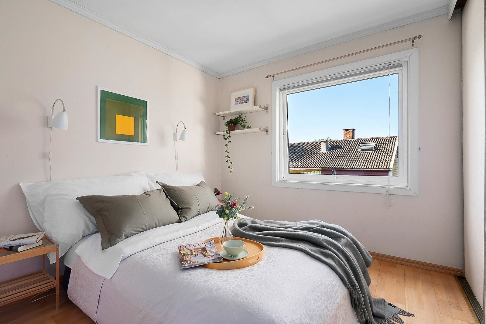 Soverom er lyst og romslig. Det er god plass til en dobbeltseng med tilhørende nattbord. Galleribilde