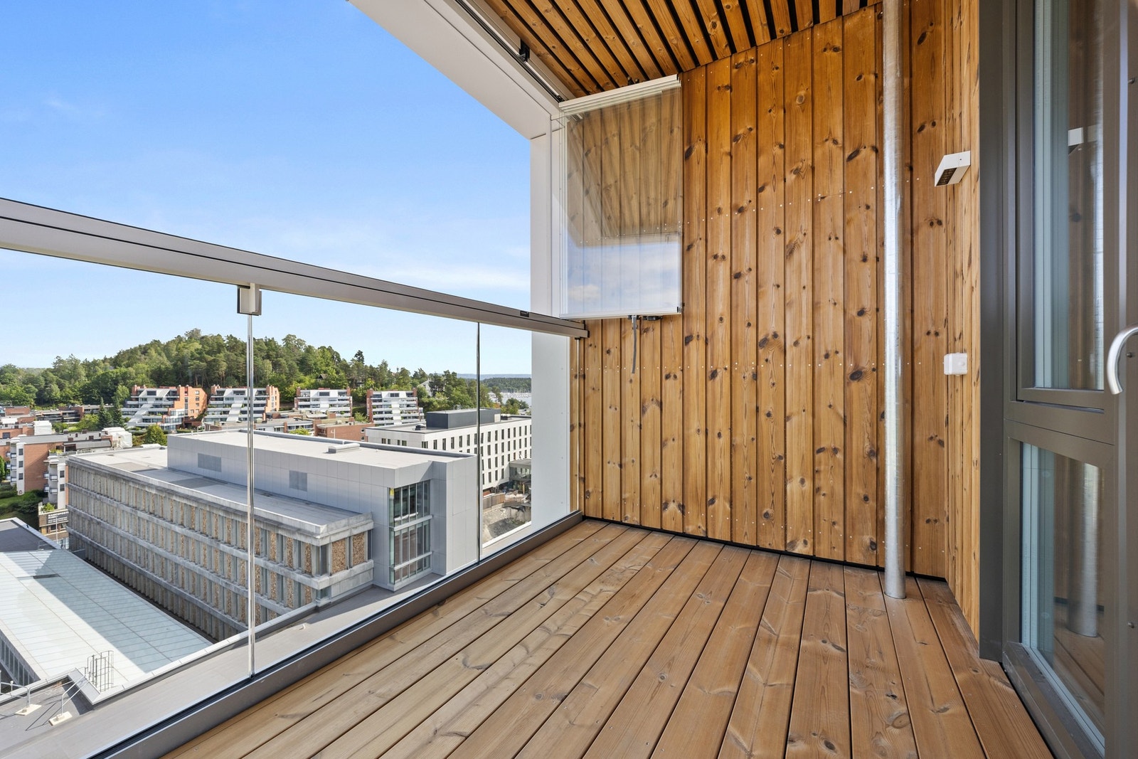 Hjørnebalkongen er innglassert men kan åpnes Galleribilde