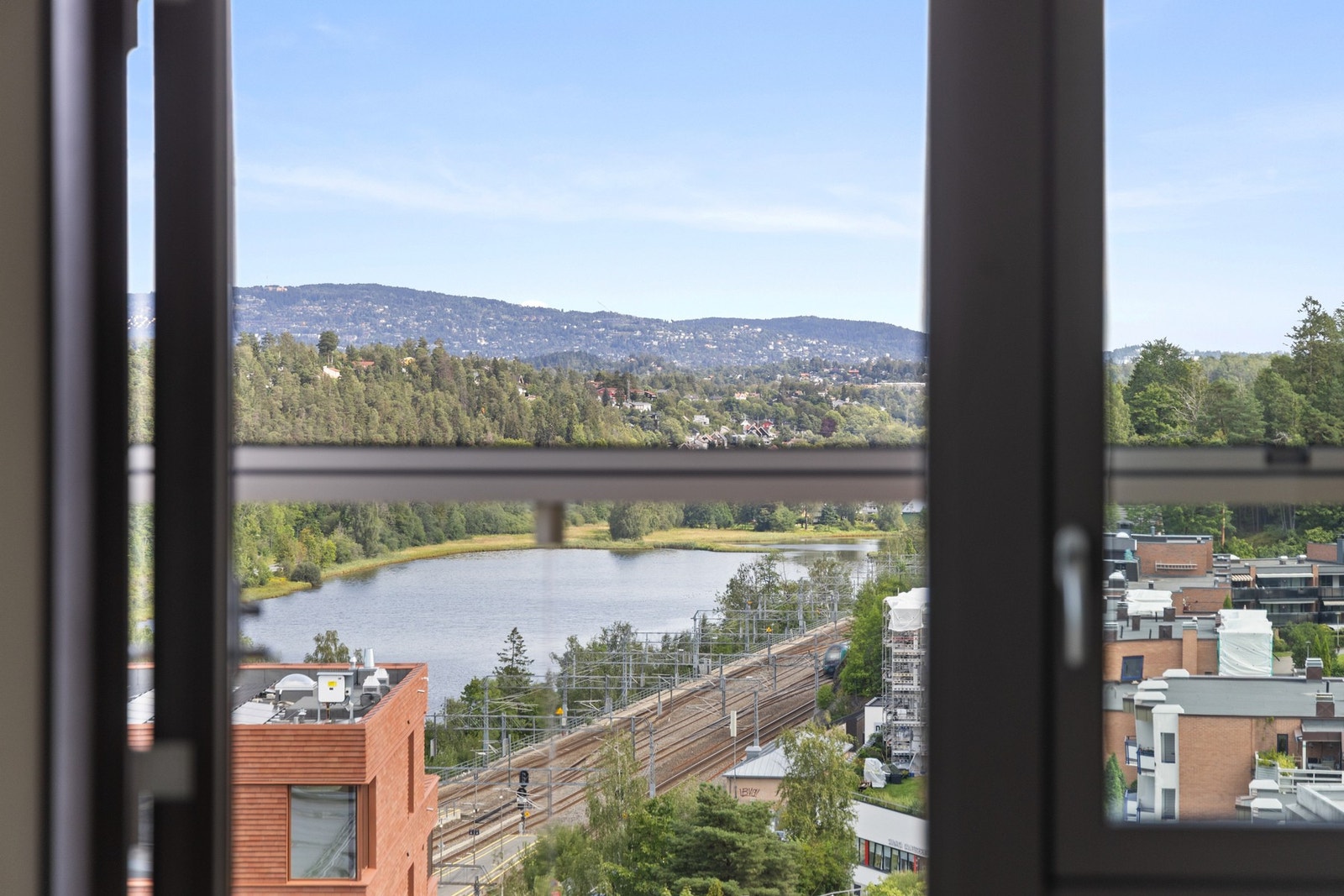 Utsikt mot bla. Engervannet Galleribilde