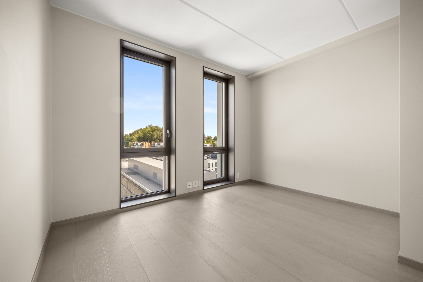 Hovedsoverom med doble gulv-til-tak vinduer Galleribilde